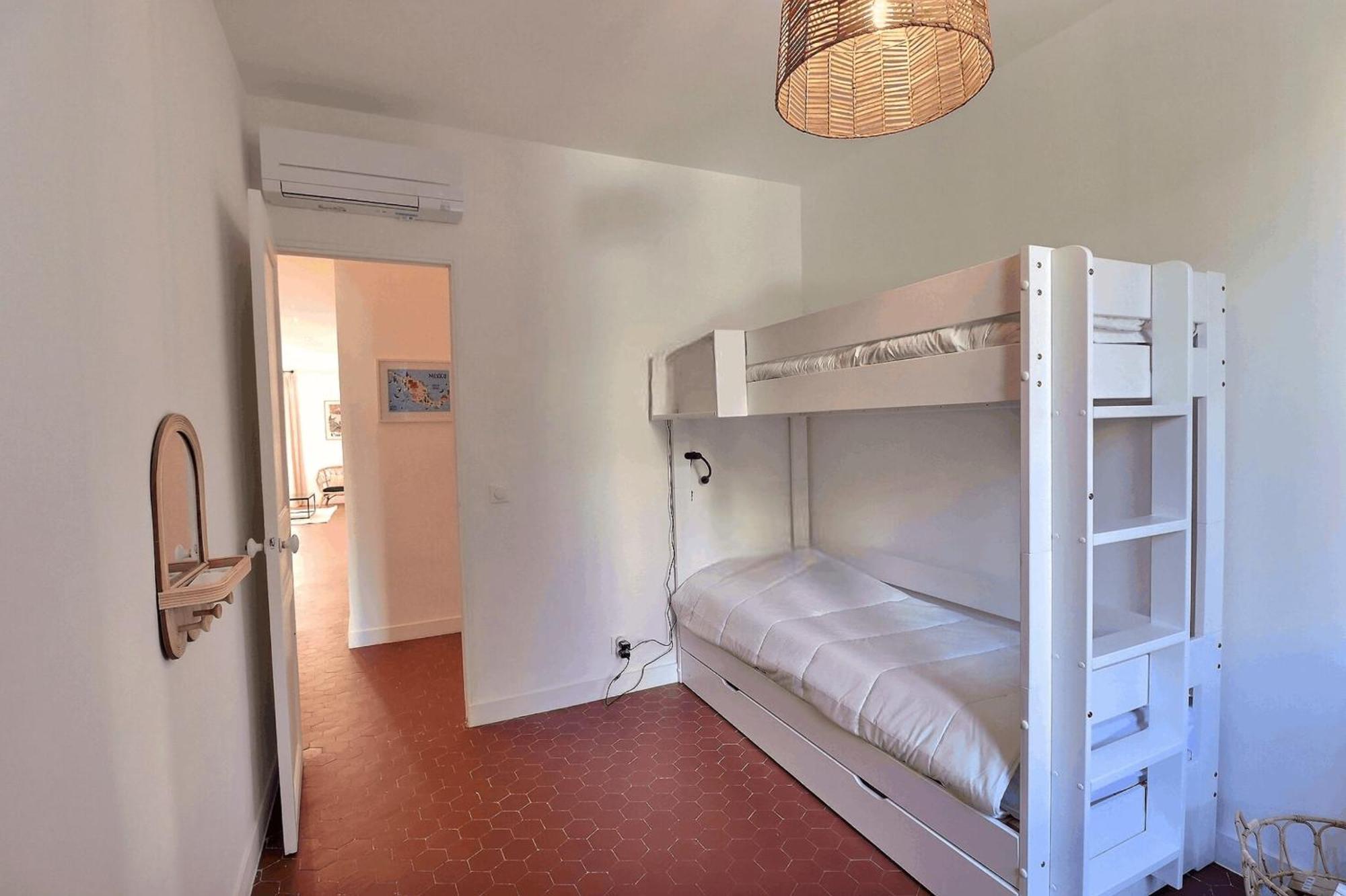 Apartment Spacious T3 In The Heart Of Marseilles